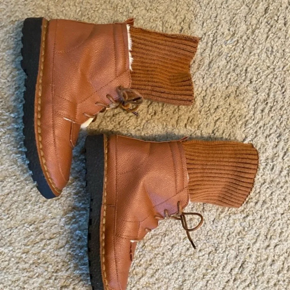 Tan Faux Leather Lace Up Ankle Boots with Ribbed Knit‎ Sock Cuff size 5 Lining